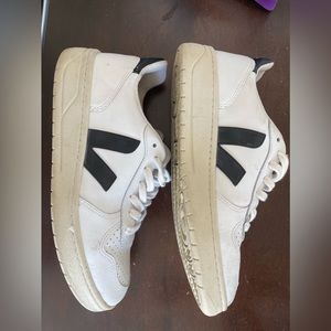 Veja v10 white and black